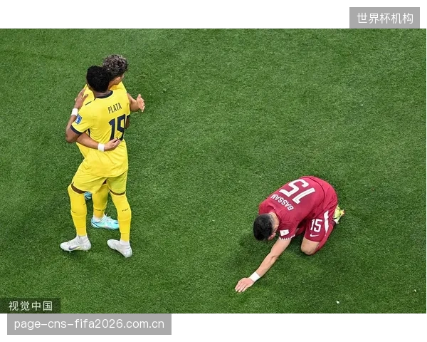 中卫组合的协同移动是防守定位球关键,阿里库洛夫的上抢将弥补胡萨诺夫的位置空档。 中卫组合的协同移动是防守定位球关键,阿里库洛夫的上抢将弥补胡萨诺夫的位置空档。